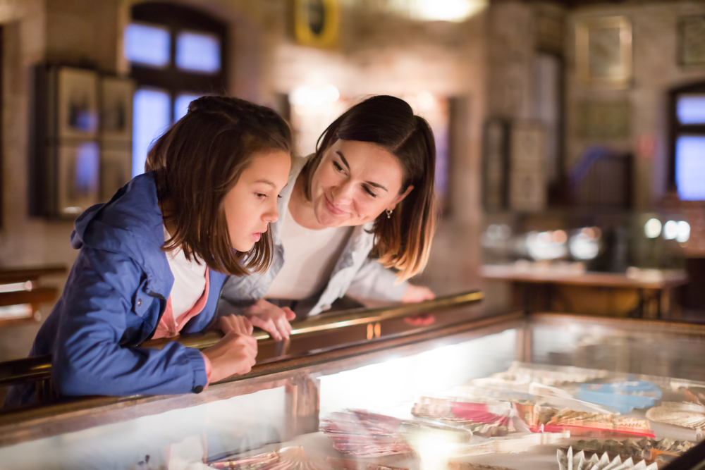 mother-daughter-in-museum